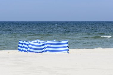 windbreak Lehçe deniz kenarında geniş altın bir plajda