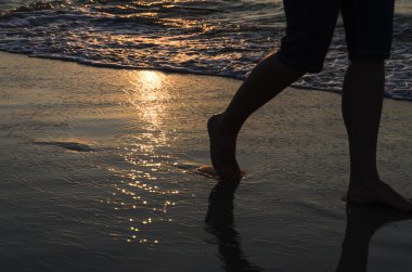 Günbatımı üzerinde ayak izleri
