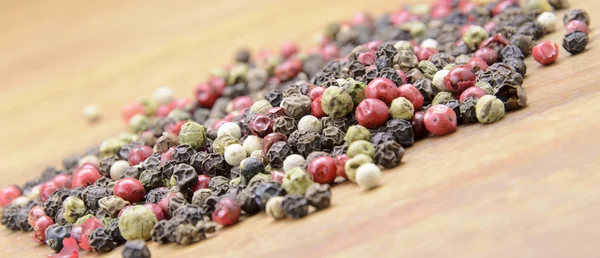 Cor pimenta na mesa de madeira — Fotografia de Stock