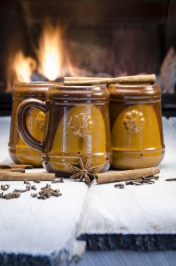 Fincan sıcak mulled şarap