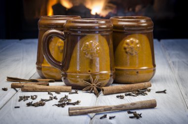 Fincan sıcak mulled şarap