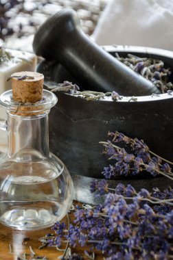 Bileme ve kurutulmuş lavanta bir harç ile kırma