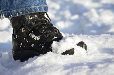 Derin kardaki ayak izleri
