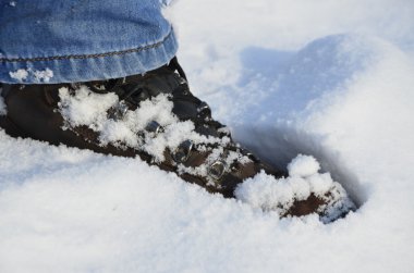 Derin kardaki ayak izleri