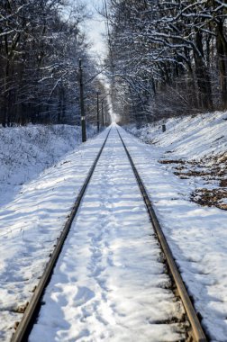 Tren yolu gösterilen kış manzarası
