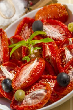 ev yapımı kurutulmuş domates ile korur