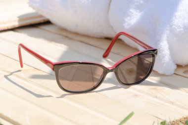 Bir küme tatil aksesuarlar için banyo ile beyaz havlu