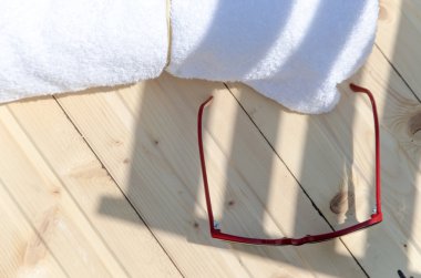 Banyo aksesuarları ile bir set içinde beyaz Spa havluları