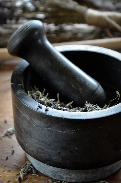 Moagem e esmagamento de lavanda seca com argamassa — Fotografia de Stock