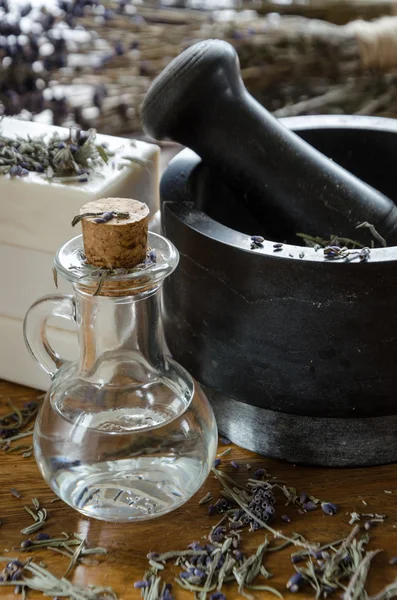 Moagem e esmagamento de lavanda seca com argamassa — Fotografia de Stock