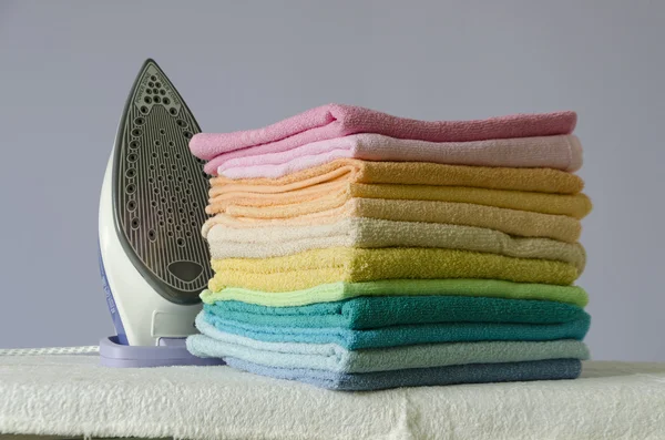 Гладильные разноцветные полотенца — стоковое фото