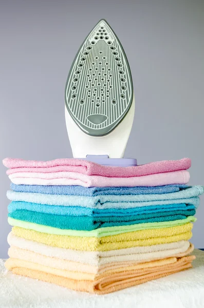 Гладильные разноцветные полотенца — стоковое фото