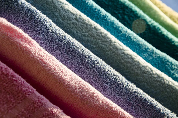 Прасувальна барвисті рушники — стокове фото