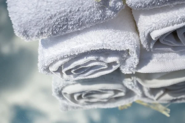 Белые SPA полотенца в комплекте с принадлежностями для ванны — стоковое фото