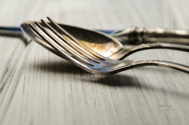 Beyaz ahşap masa üzerinde eski çatal bıçak takımı