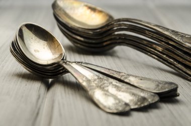 Beyaz ahşap masa üzerinde eski çatal bıçak takımı