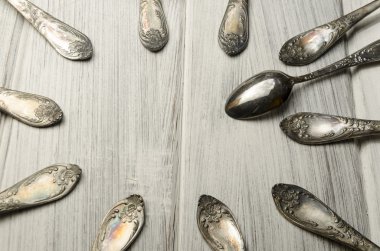 Beyaz ahşap masa üzerinde eski çatal bıçak takımı