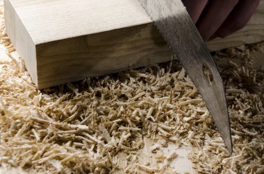 bir testere ile kesme ahşap