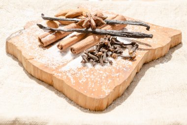 aromatik vanilya ve tarçın kabuğu