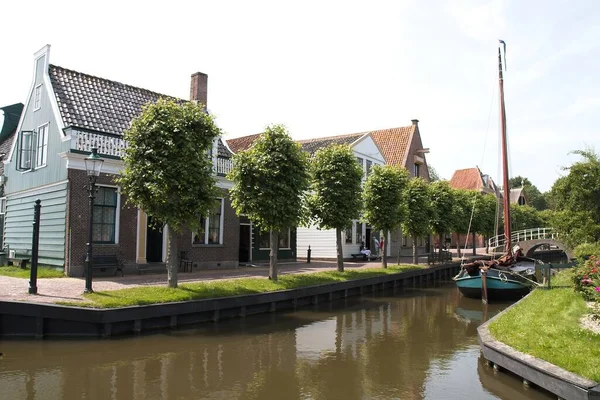 Un antiguo pueblo de pescadores en los Países Bajos — Foto de Stock