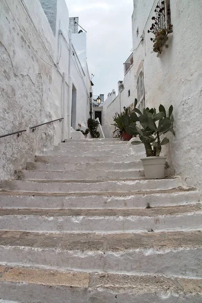 İtalya 'da Ostuni' de eski bir cadde..