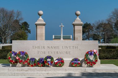 Fransa 'da bir Kanada 2. Dünya Savaşı anıtı. Normandiya 'daki bir anma töreninden yüksek kaliteli fotoğraf..