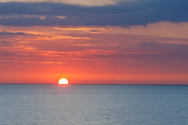 Sri Lanka 'da gün batımı. Sri Lanka 'da günbatımından yüksek kaliteli fotoğraf.