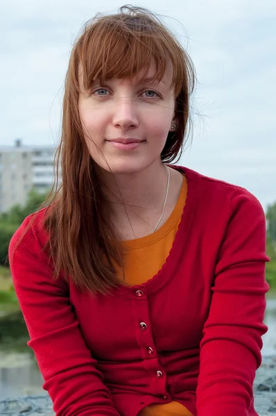 Retrato ao ar livre de mulher em blusa vermelha — Fotografia de Stock