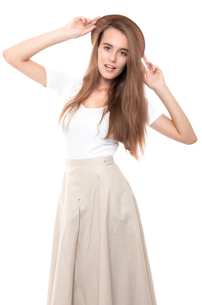 长裙子，草帽上白色孤立的年轻女子 — 图库照片