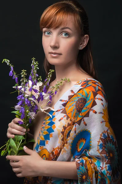 Klassiska kvinna stående med blommor — Stockfoto