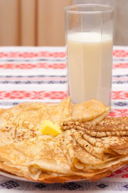 Krep, tereyağı ve süt, üstten görünüm. Sağlıklı kahvaltı. Pasta o