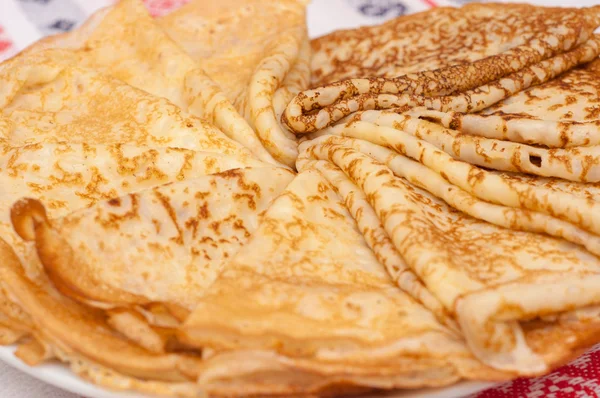 Pannenkoeken op tafel, close-up weergave. Gezond ontbijt in plaat. Gebak tijdens het diner. Rechtenvrije Stockfoto's