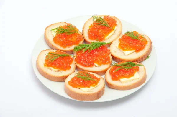 Brood met boter en rode kaviaar in witte plaat. Broodjes met Rechtenvrije Stockfoto's