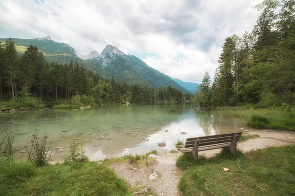 Banco junto al lago — Foto de Stock