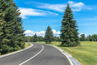 İşaretler bir park olan dar asfalt yol