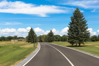 İşaretler bir park olan dar asfalt yol