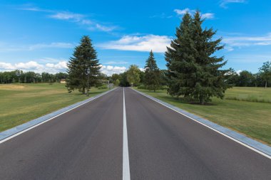 İşaretler bir park olan dar asfalt yol