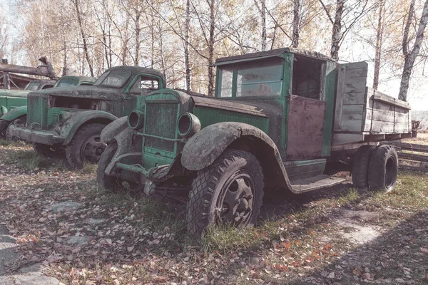 Стара іржава вантажівка, старовинна фотографія — стокове фото