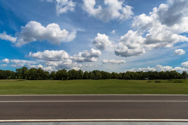 İşaretler bir park olan dar asfalt yol