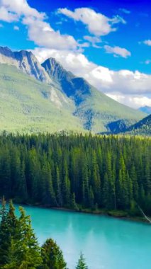 Sersemletici dağ manzarası, zengin yeşillik ve sakin sularla gözler önüne seriliyor, kamera peyzaj boyunca düzgün bir şekilde hareket ederken doğanın güzelliğinin özünü yakalıyor.