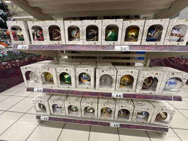 Varşova, Polonya - 20 Kasım 2025: Canlı Noel süslemeleri raflara yerleştirilmiş, bayram dekorasyonları ve festival sezonunda hediye fikirleri için mükemmel