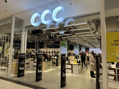 Varşova, Polonya - 20 Kasım 2025: CCC mağazası Noel alışverişi ve hediye seçimi için şenlikli bir atmosfer yaratan bayram süslemeleri ve tanıtım tabelaları içeriyor