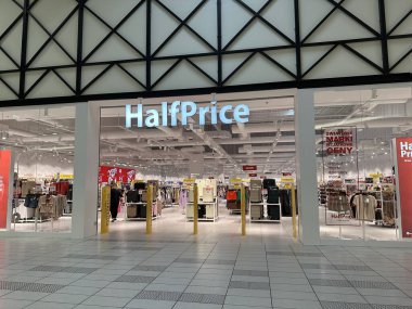 Varşova, Polonya - 20 Kasım 2025: Yarı fiyatına mağaza girişi Noel süsleri ve canlı vitrinler sergiliyor, bayram hediyeleri için şenlikli bir alışveriş ortamı yaratıyor