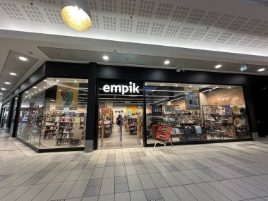 Varşova, Polonya - 20 Kasım 2025: Alışveriş merkezindeki Empik perakende mağazasında Noel süsleri ve hediye vitrinleri sergilenerek, tatil alışverişçileri için şenlikli bir ortam yaratıldı