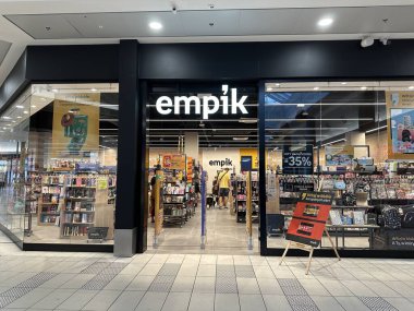 Varşova, Polonya - 20 Kasım 2025: Empik alışveriş merkezindeki mağaza girişi, Noel süsleriyle süslenmiş, neşeli bir tatil alışveriş deneyimi yaratıyor