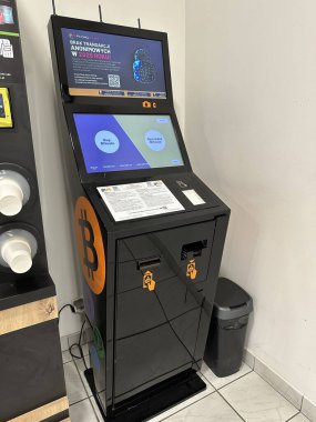 Varşova, Polonya - 20 Kasım 2025: Bitcoin ATM alışveriş merkezinde, şifreleme işlemleri için parlak tasarım ve dijital arayüzle yer almaktadır