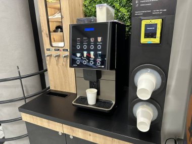 Varşova, Polonya - 20 Kasım 2025: Modern kahve otomatı sezgisel arayüze sahiptir ve tatil alışverişçileri için bir alışveriş merkezine yerleştirilmiştir