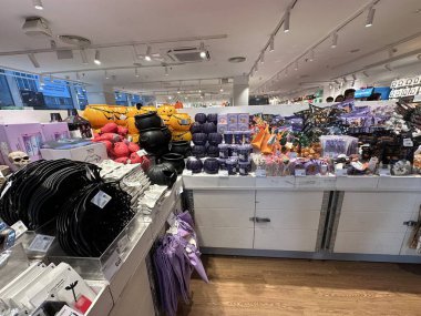 Varşova, Polonya - 28 Ekim 2025: Canlı Cadılar Bayramı temalı dekorasyon ve aksesuarlar bir perakende alanında düzenlenerek, alışveriş yapanlar için şenlikli bir atmosfer yaratıldı