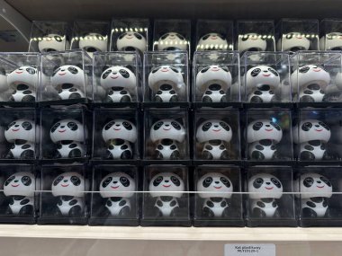 Varşova, Polonya - 18 Aralık 2025: Sevimli panda figürleri açık kutularda sergileniyor, neşeli yüzler ve renkli tasarımlar, çocuk odaları için ideal