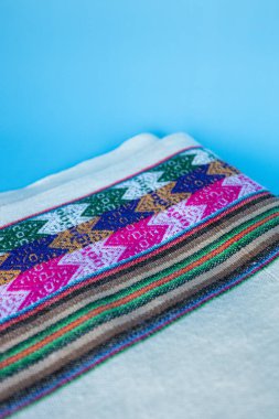 Etnik Amerikan kumaş desenli ve renkli çizgili battaniye. Etnik kavram